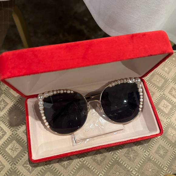 Elegant Pearl-Embellished Black Sunglasses